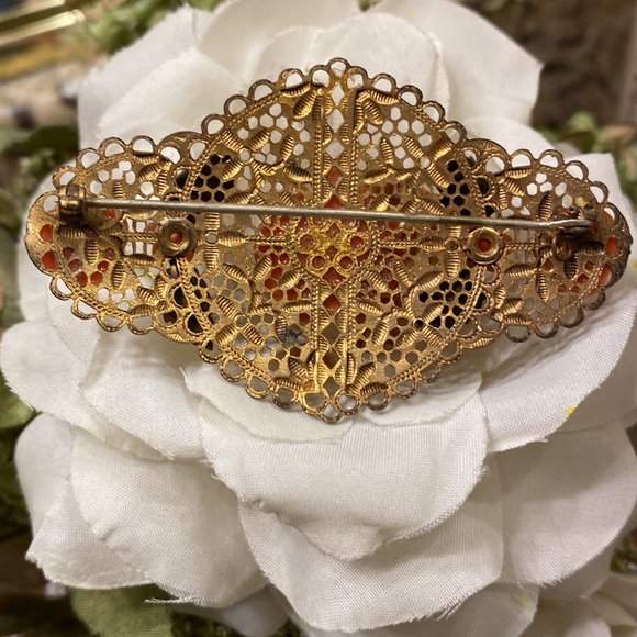 Vintage brooch w/gold filagree back/attached orange carved lucite flowers 2 3/4” - Picture 5 of 6